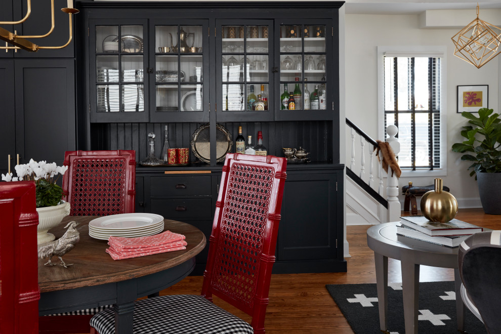 Idee per una sala da pranzo aperta verso la cucina tradizionale di medie dimensioni con pareti bianche, pavimento in legno massello medio e pavimento marrone