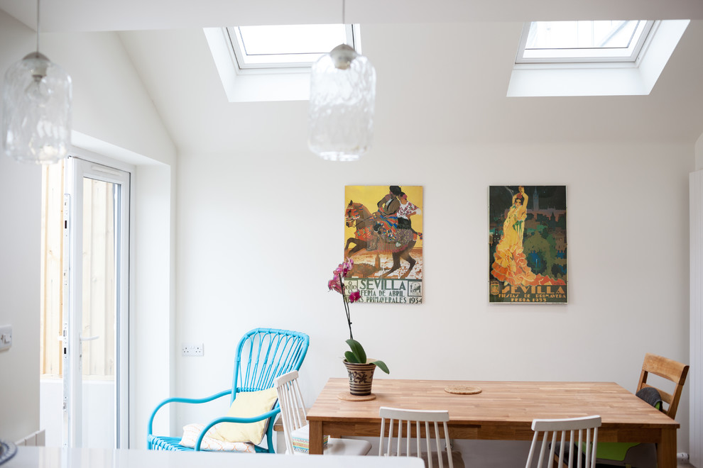 Aménagement d'une salle à manger scandinave avec un mur blanc et aucune cheminée.