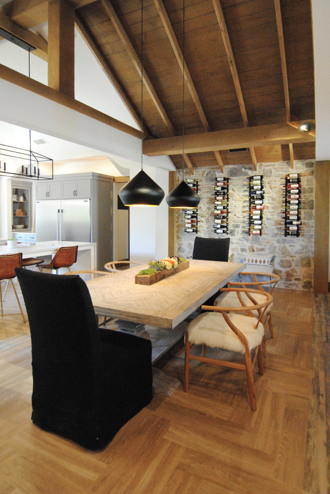 Immagine di una grande sala da pranzo aperta verso la cucina eclettica con pareti bianche, pavimento in vinile e pavimento marrone