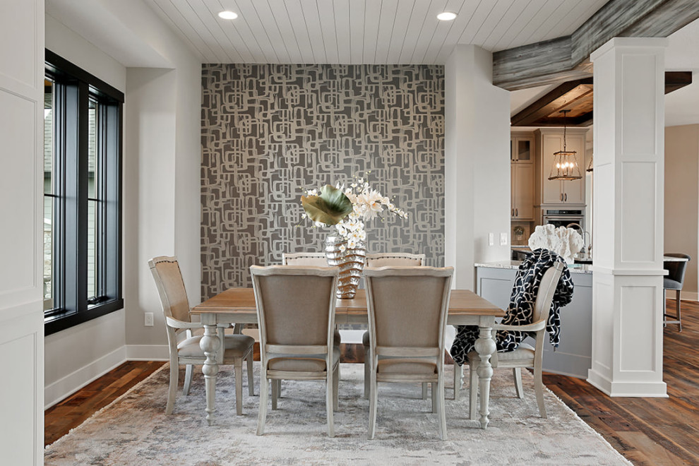 Ejemplo de comedor clásico renovado con paredes grises, suelo de madera en tonos medios, machihembrado y papel pintado