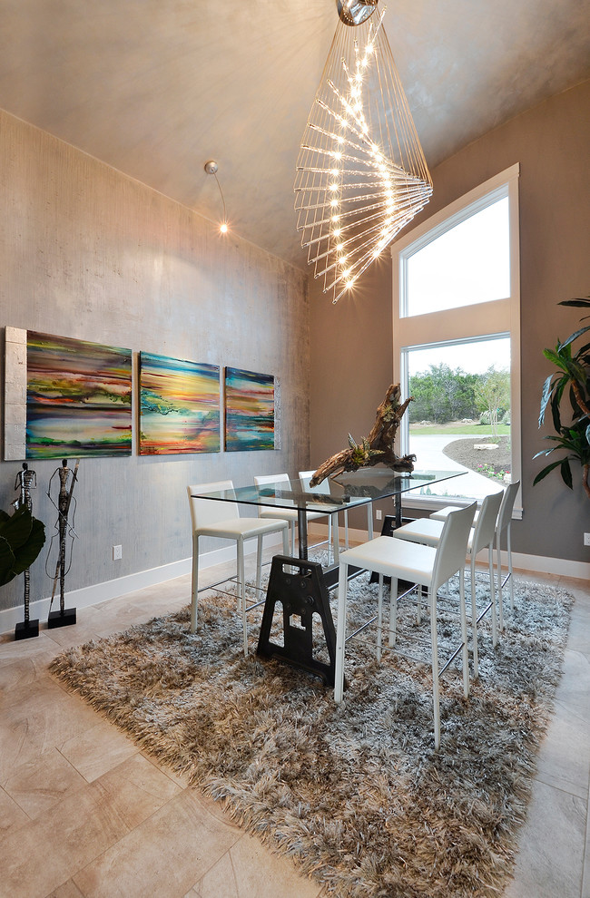 Modernes Esszimmer mit grauer Wandfarbe in Austin