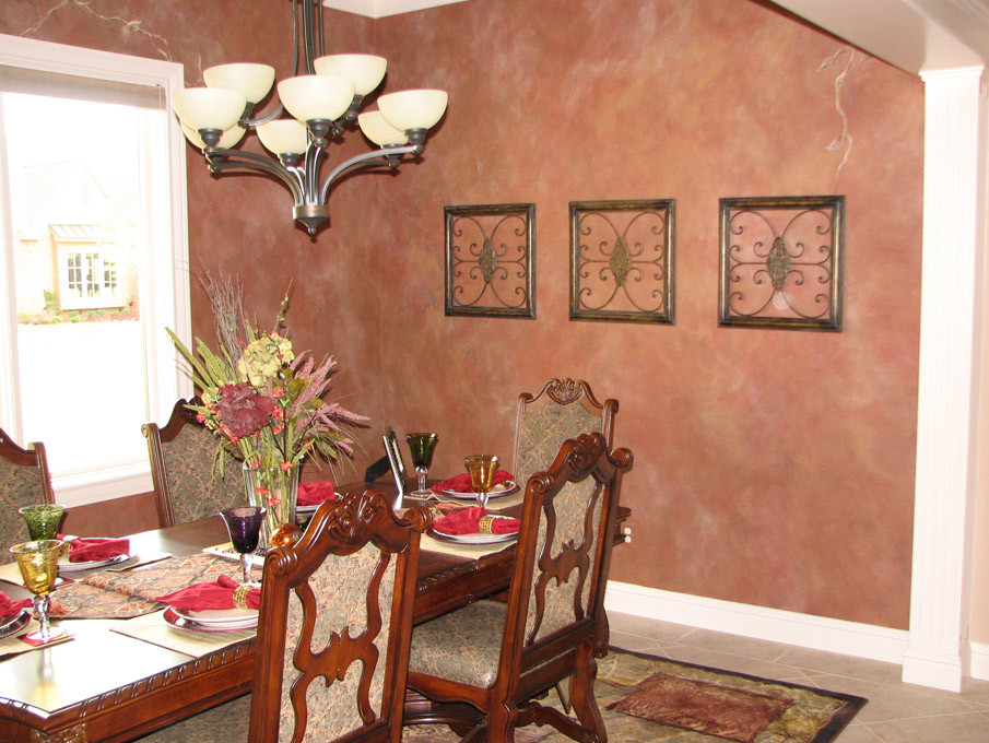 Immagine di una sala da pranzo stile americano chiusa e di medie dimensioni con pareti rosse e pavimento in travertino