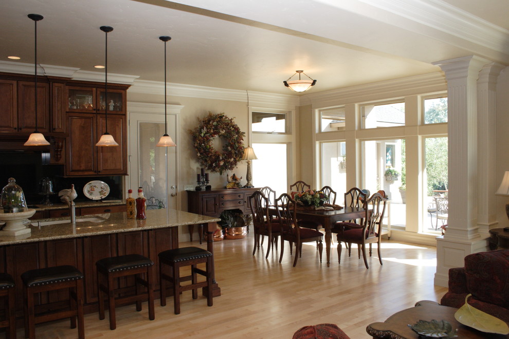 Exemple d'une salle à manger ouverte sur le salon chic de taille moyenne avec un mur beige, parquet clair, aucune cheminée et un sol beige.