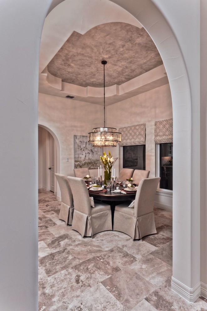 Foto di una sala da pranzo chic chiusa e di medie dimensioni con pareti bianche e pavimento in marmo