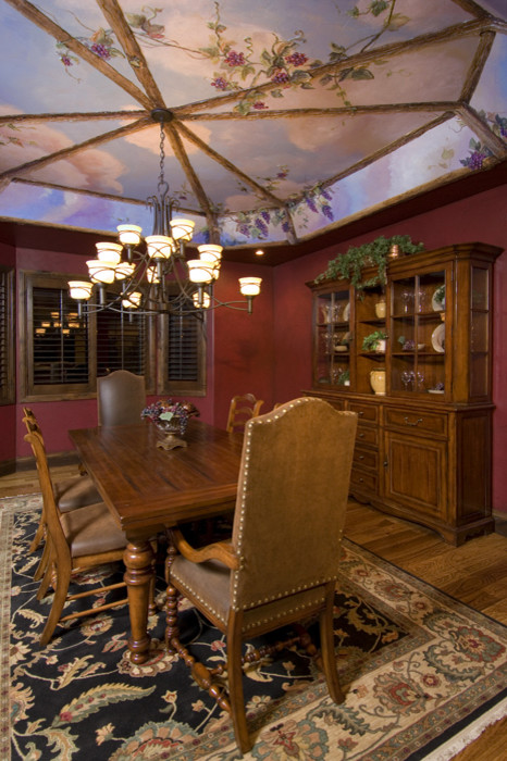 На фото: большая кухня-столовая в классическом стиле с красными стенами и светлым паркетным полом с