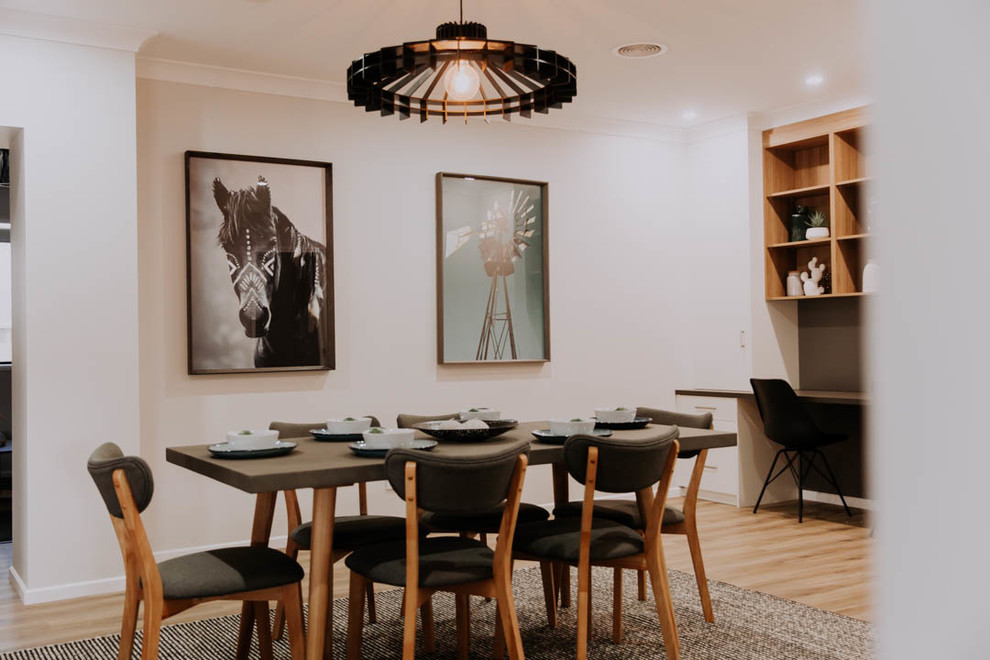 Aménagement d'une salle à manger ouverte sur le salon contemporaine de taille moyenne avec un mur gris, un sol en linoléum et un sol marron.