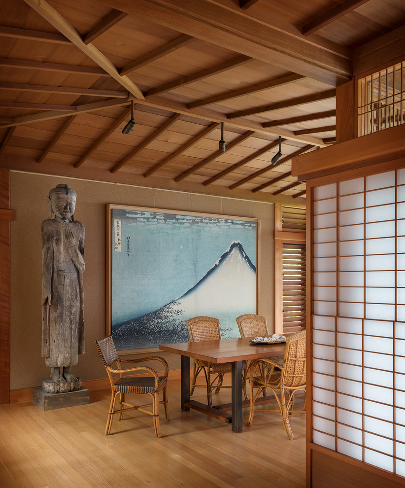 Diseño de comedor de estilo zen grande cerrado sin chimenea con paredes beige, suelo de madera clara y suelo beige