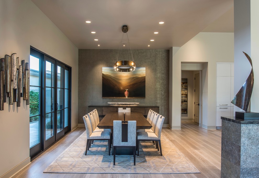 Moderne Wohnküche mit beiger Wandfarbe, beigem Boden und hellem Holzboden in Phoenix