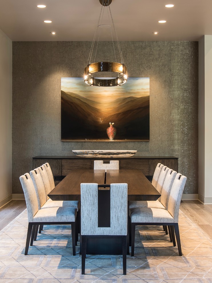 Idee per una grande sala da pranzo aperta verso la cucina contemporanea con pareti beige, pavimento in legno massello medio e pavimento beige