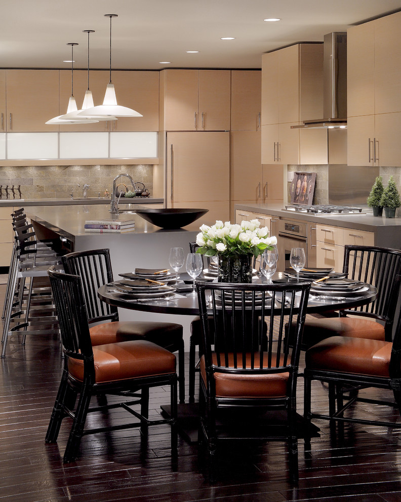 Стильный дизайн: кухня-столовая в восточном стиле с темным паркетным полом - последний тренд