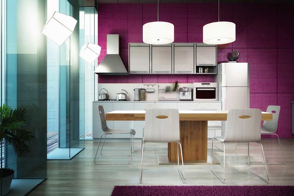 Geräumige Moderne Wohnküche mit rosa Wandfarbe und hellem Holzboden in London