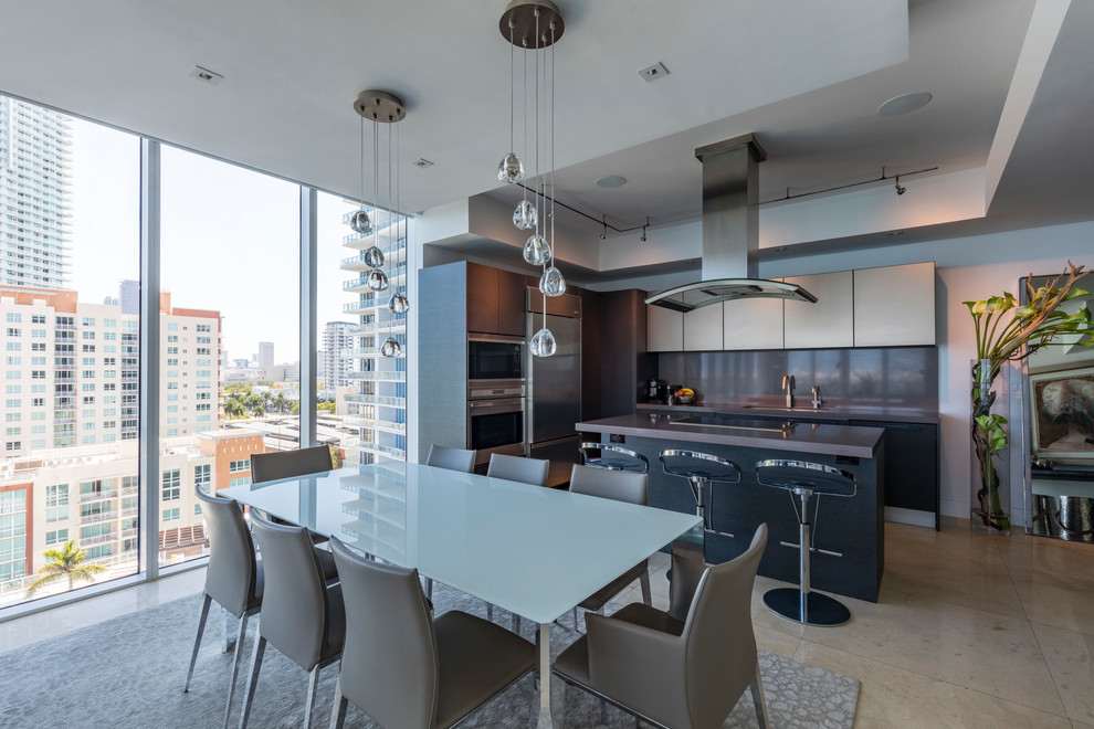 Große Moderne Wohnküche mit Marmorboden in Miami