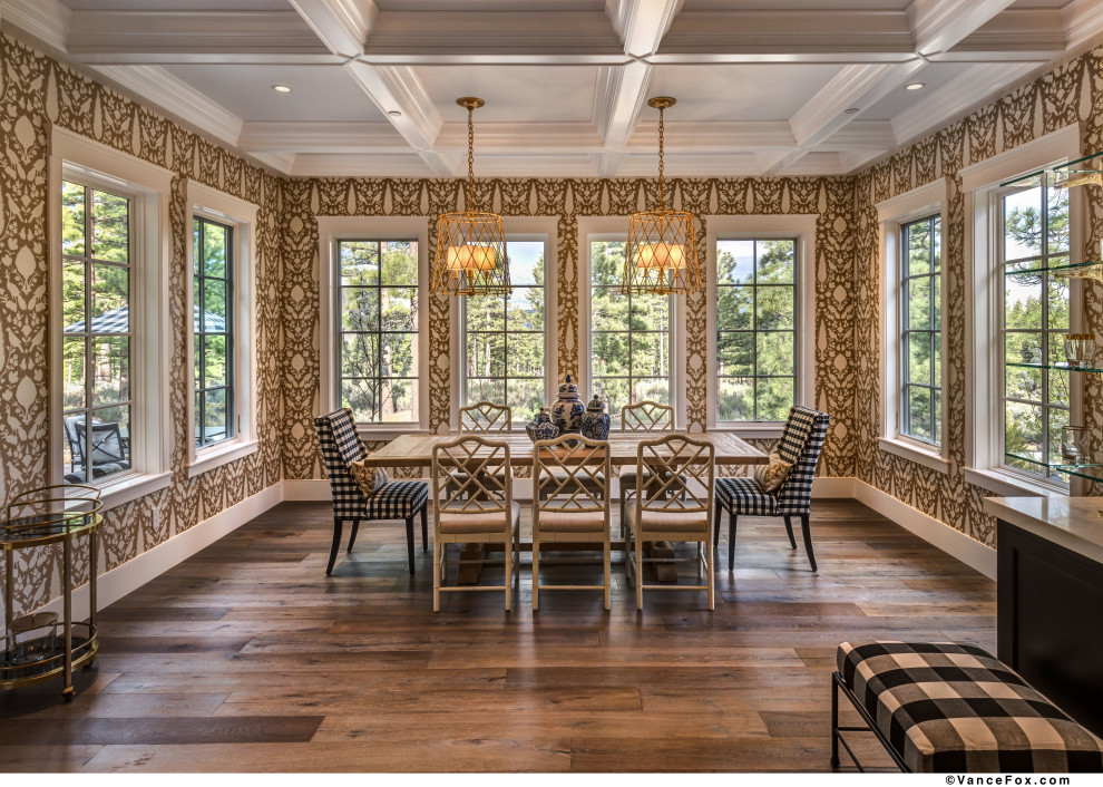 Пример оригинального дизайна: большая гостиная-столовая в классическом стиле с серебряными стенами, паркетным полом среднего тона и коричневым полом без камина