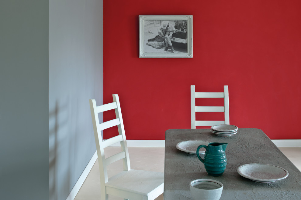 Idee per una sala da pranzo contemporanea con pareti rosse, moquette e pavimento beige
