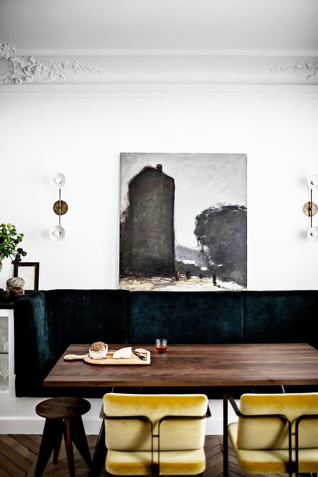 Esempio di una piccola sala da pranzo scandinava con pareti bianche, pavimento in legno massello medio e pavimento marrone