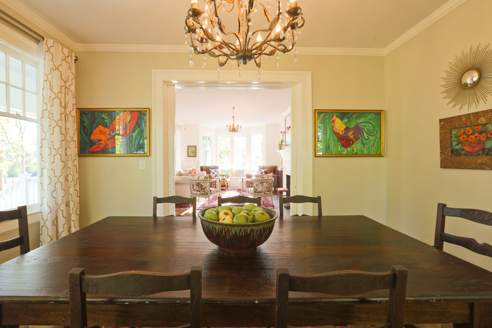 Idee per una sala da pranzo country chiusa con pareti beige, pavimento in legno massello medio e pavimento marrone