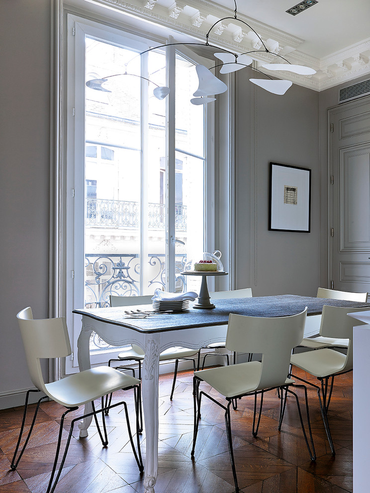 Mittelgroßes Modernes Esszimmer mit grauer Wandfarbe in Paris