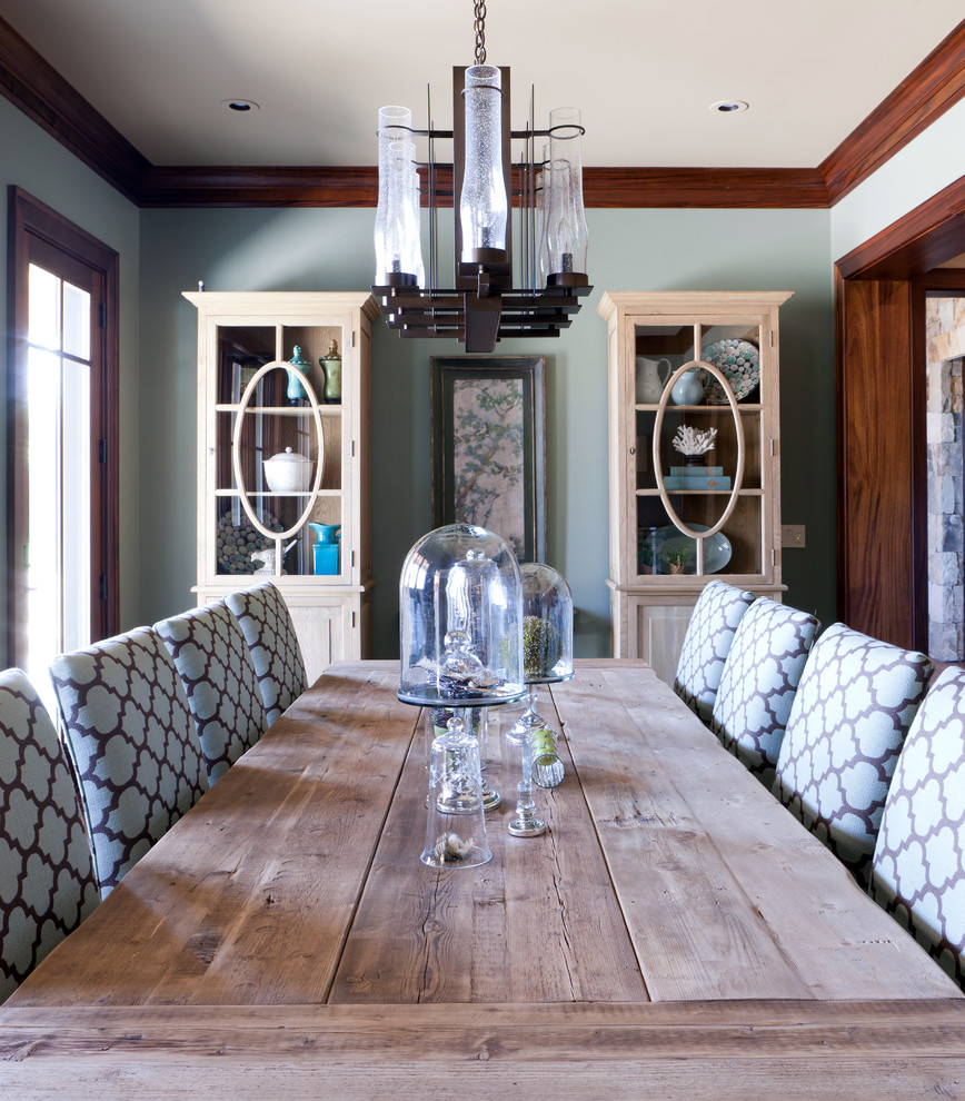 Foto di una sala da pranzo chic con pareti blu e pavimento in legno massello medio