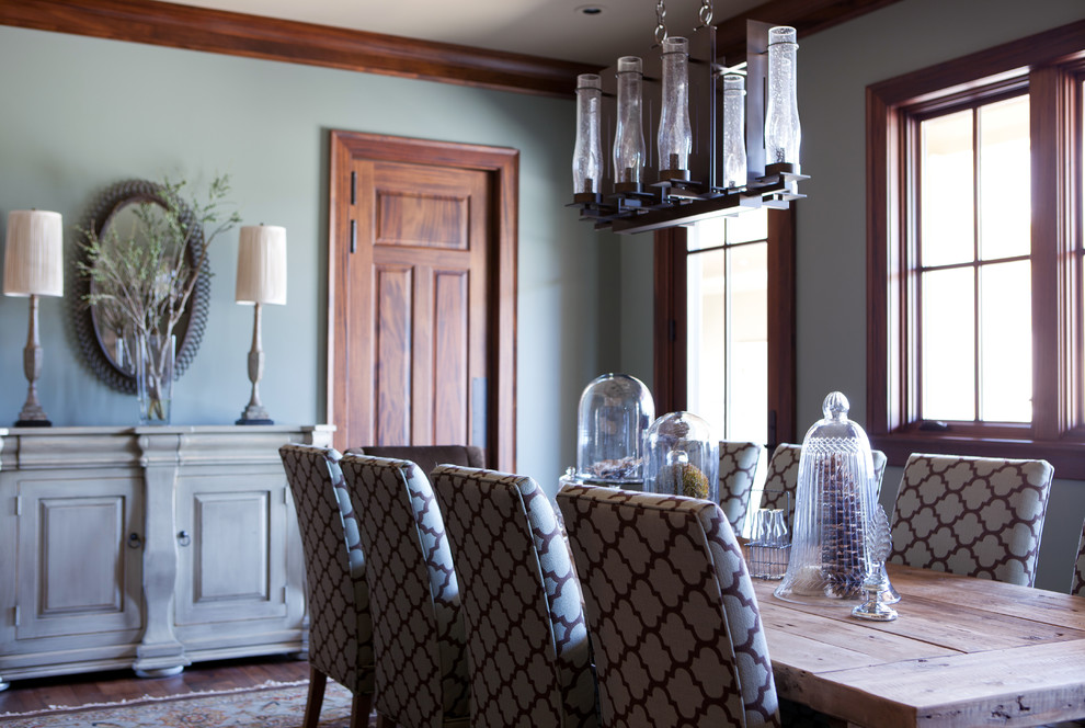 Ejemplo de comedor clásico con paredes azules y suelo de madera en tonos medios