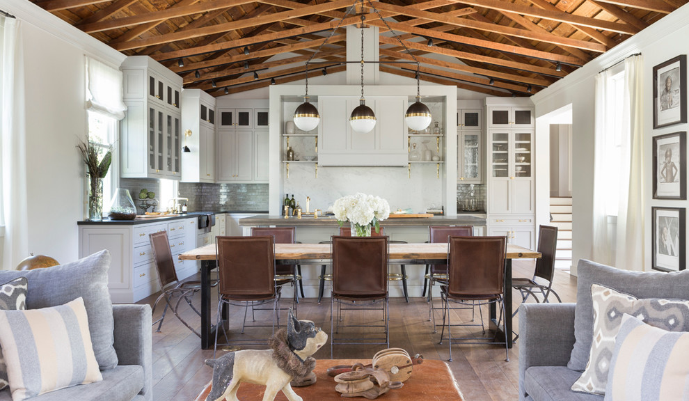 Ejemplo de comedor de estilo de casa de campo de tamaño medio sin chimenea con paredes blancas, suelo de madera en tonos medios y suelo marrón