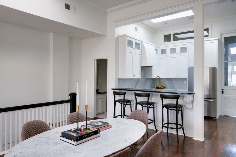 Idéer för att renovera ett mellanstort vintage kök med matplats, med vita väggar, mellanmörkt trägolv och brunt golv