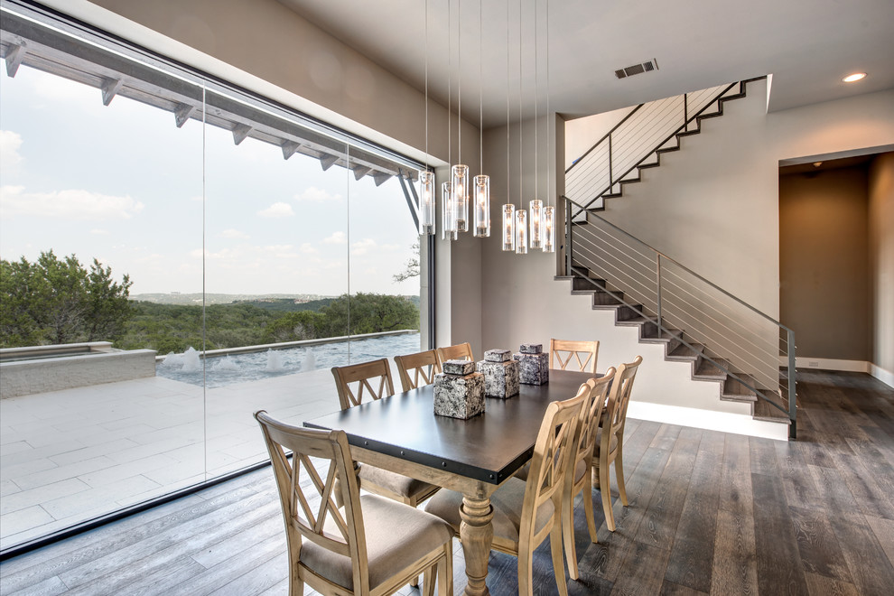 Große Moderne Wohnküche ohne Kamin mit grauer Wandfarbe und dunklem Holzboden in Austin
