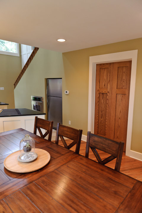 Mittelgroße Klassische Wohnküche mit braunem Holzboden in Indianapolis