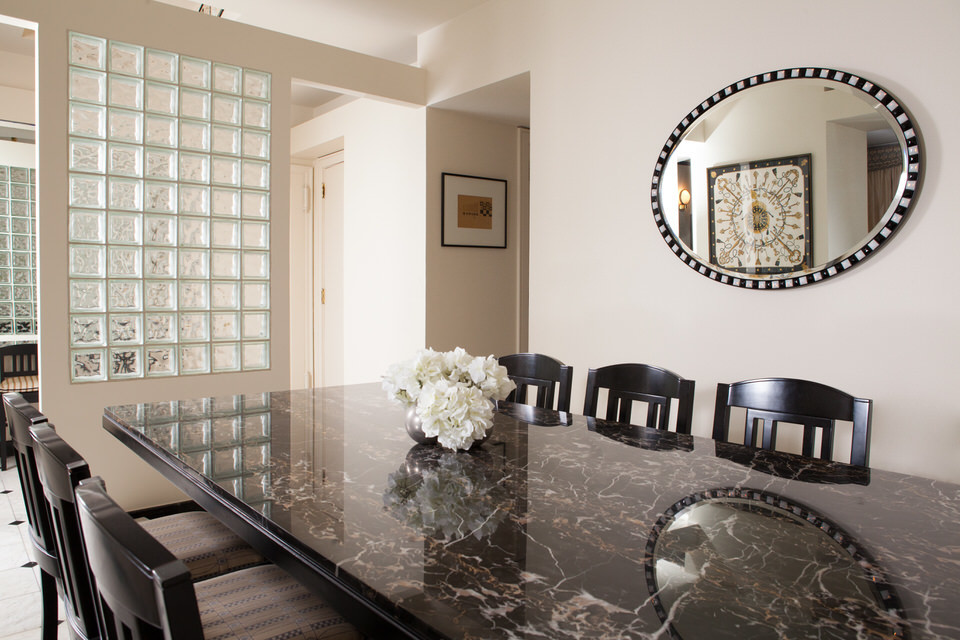 Immagine di un'ampia sala da pranzo minimalista con pareti bianche e pavimento in marmo