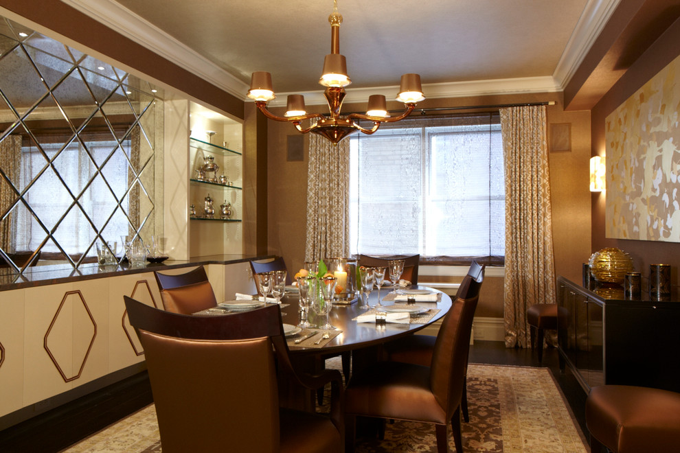 Cette image montre une salle à manger ouverte sur la cuisine design de taille moyenne avec parquet foncé.
