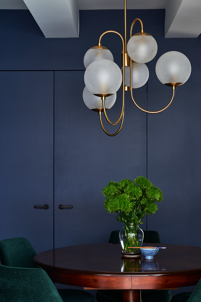 Inspiration pour une salle à manger design avec un mur bleu.