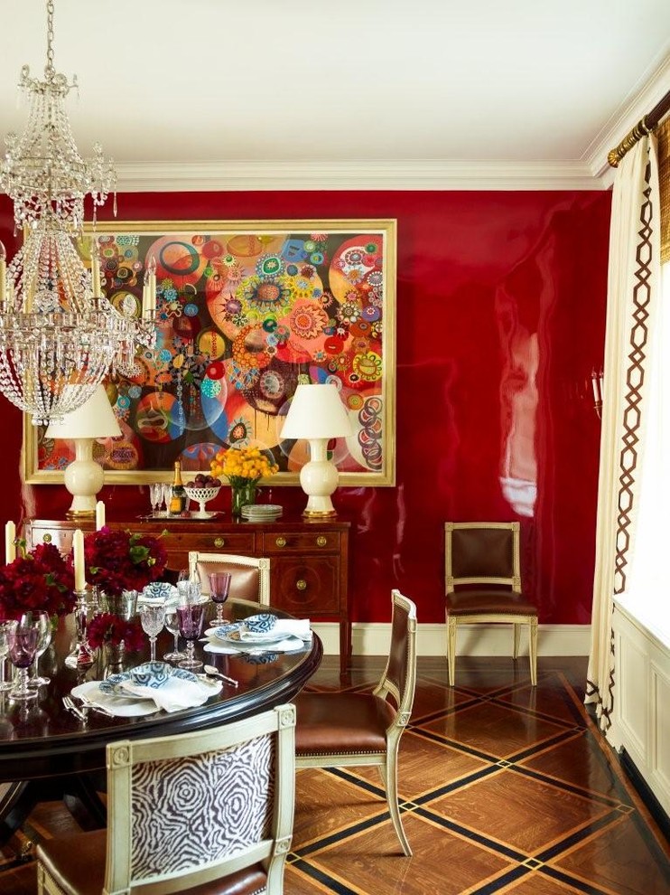 Ispirazione per una sala da pranzo chic chiusa e di medie dimensioni con pareti rosse e pavimento in legno massello medio