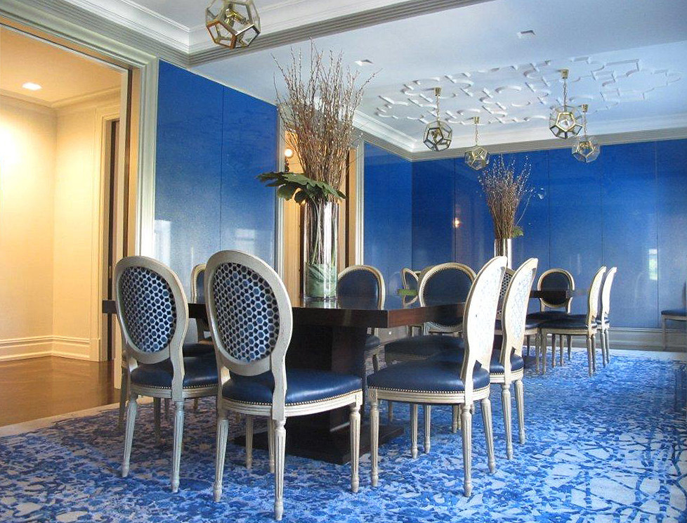 Cette photo montre une grande salle à manger chic fermée avec un mur bleu et parquet foncé.