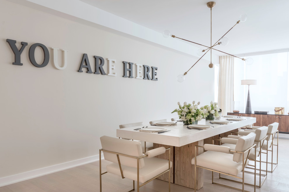 Inspiration pour une grande salle à manger minimaliste fermée avec un mur beige, parquet clair, aucune cheminée, un sol beige et éclairage.