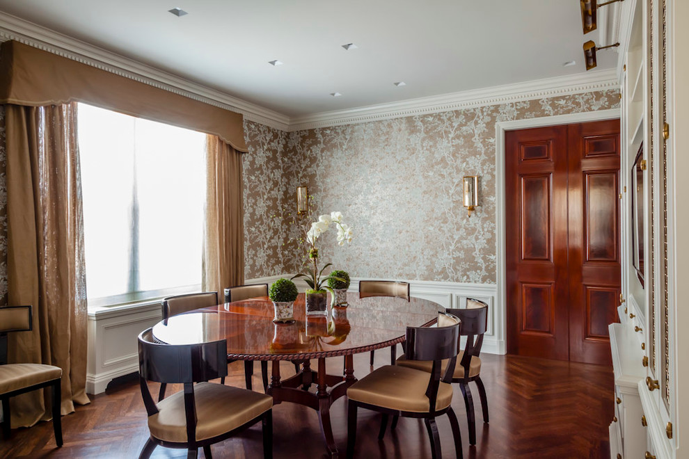 Aménagement d'une salle à manger classique fermée et de taille moyenne avec mur métallisé et un sol en bois brun.