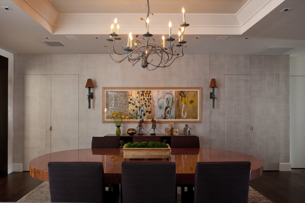 Стильный дизайн: большая кухня-столовая в современном стиле с темным паркетным полом и серебряными стенами без камина - последний тренд