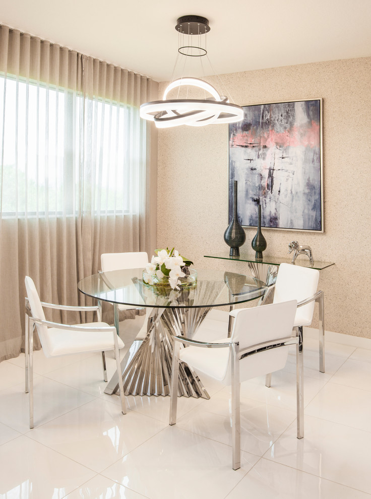 Foto di una sala da pranzo minimal di medie dimensioni con pareti beige e pavimento bianco