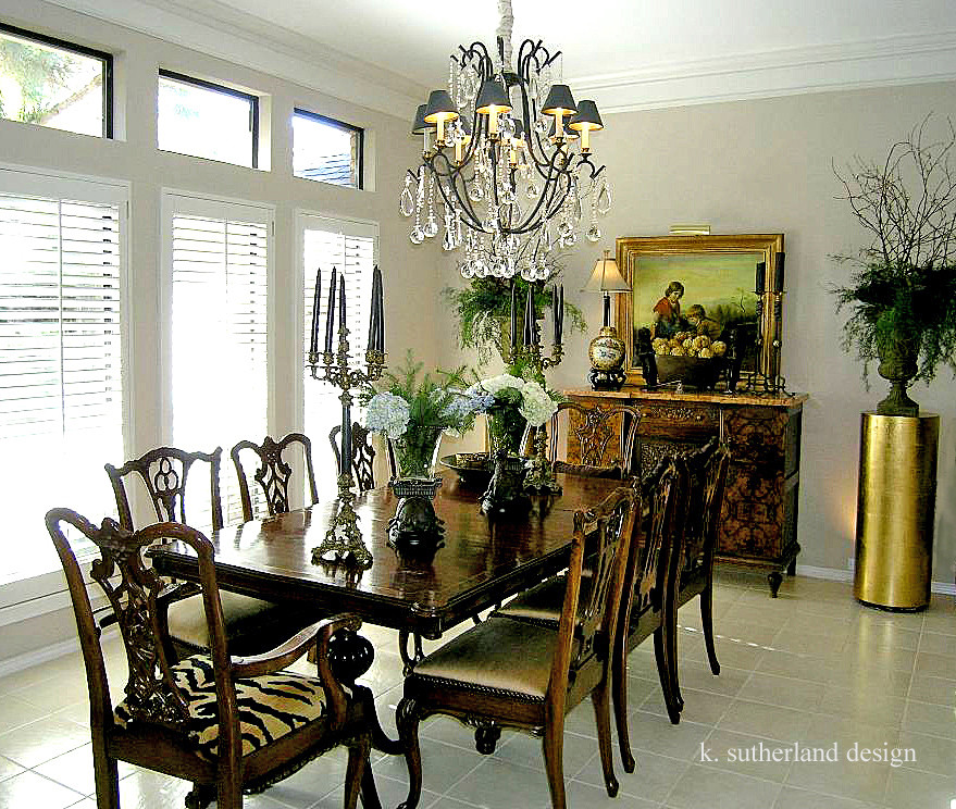 Esempio di una sala da pranzo aperta verso il soggiorno classica di medie dimensioni con pareti beige e pavimento in gres porcellanato