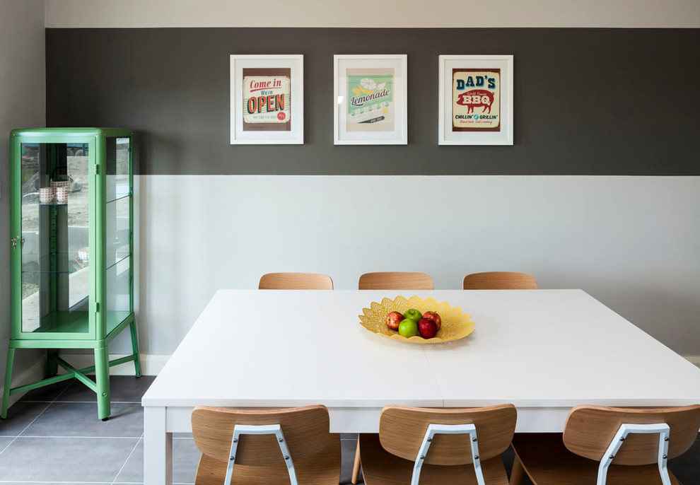 Ispirazione per una sala da pranzo contemporanea chiusa e di medie dimensioni con pareti grigie e pavimento con piastrelle in ceramica