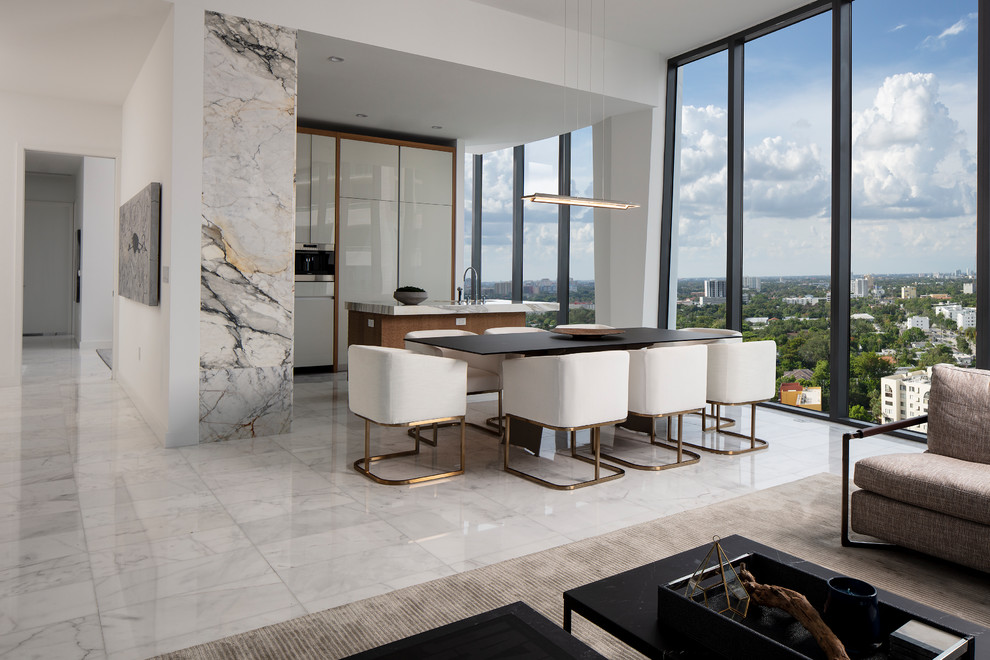 Offenes Modernes Esszimmer mit weißer Wandfarbe und grauem Boden in Miami