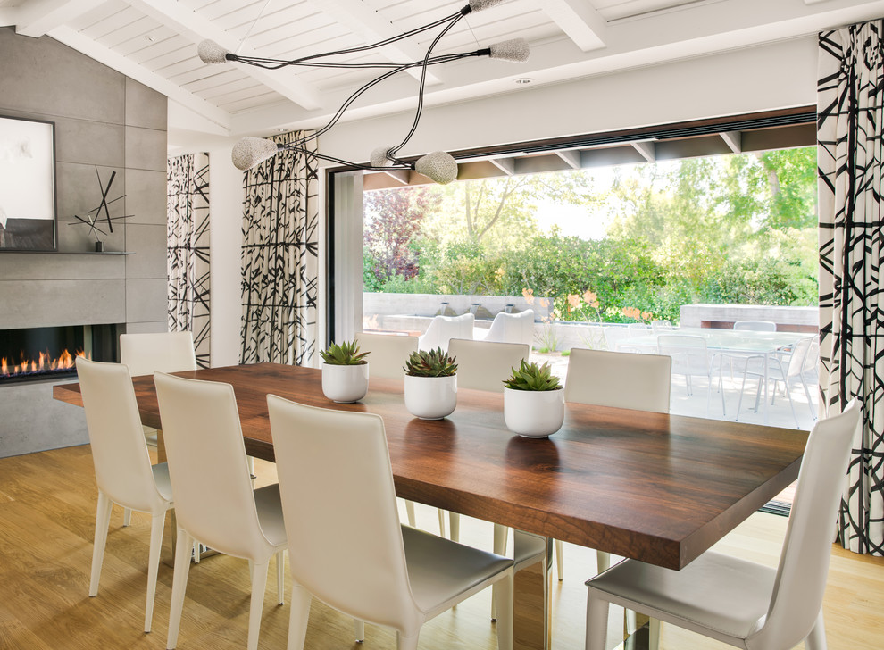 Ispirazione per una sala da pranzo contemporanea con pareti bianche, pavimento in legno massello medio e pavimento marrone