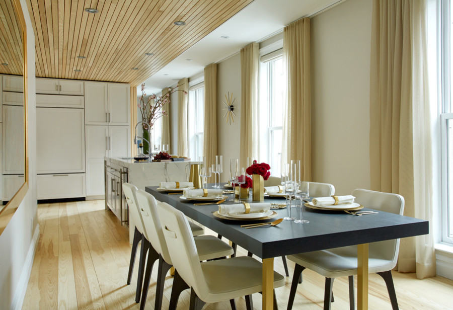 Foto di una sala da pranzo aperta verso la cucina chic di medie dimensioni con pareti grigie e parquet chiaro
