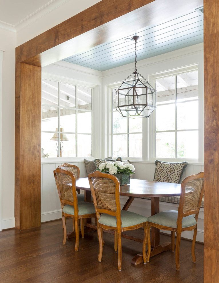 Imagen de comedor clásico con paredes blancas y suelo de madera en tonos medios