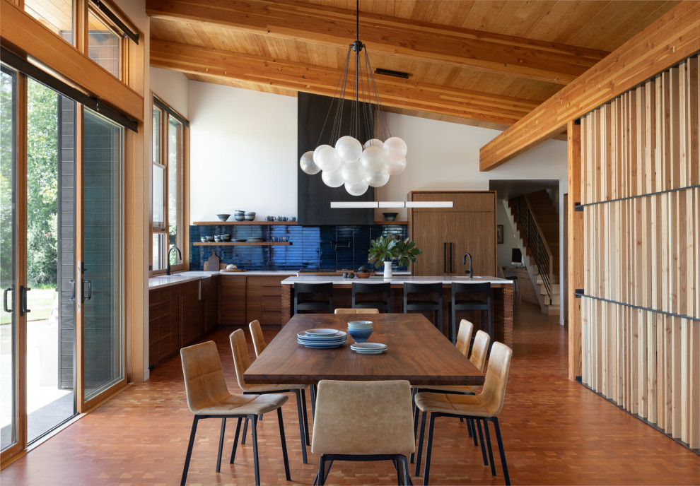 Immagine di una grande sala da pranzo aperta verso il soggiorno stile rurale con travi a vista