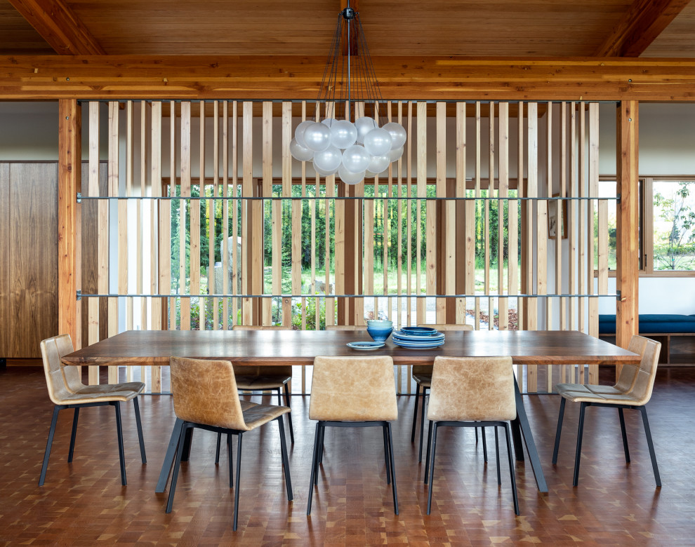 Идея дизайна: большая кухня-столовая в стиле рустика с балками на потолке