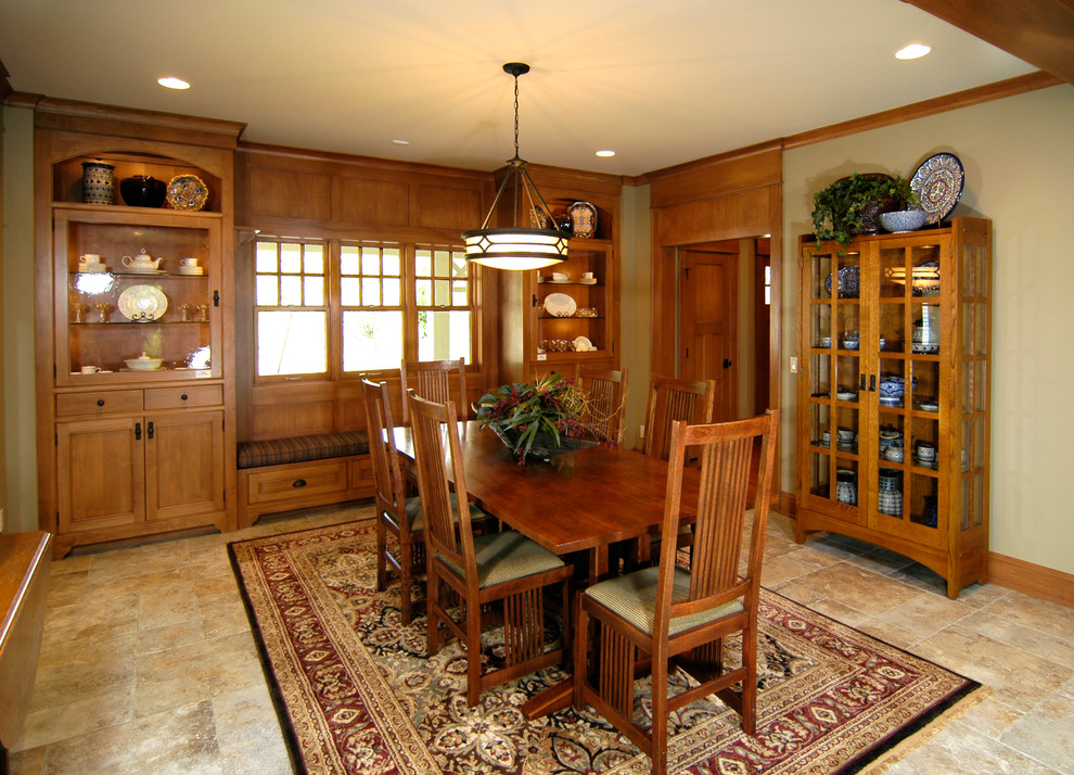 Cette image montre une salle à manger craftsman fermée avec un sol beige.