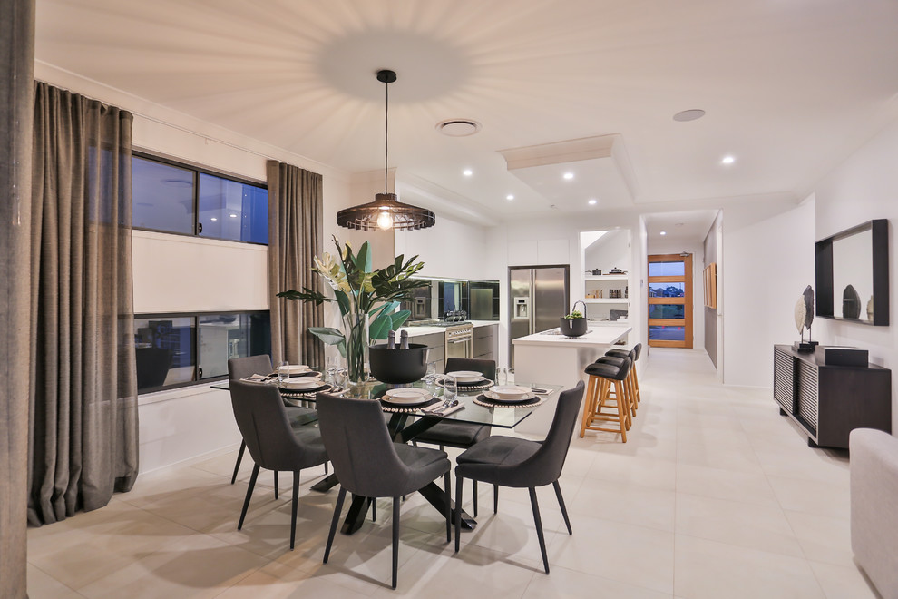 Esempio di una sala da pranzo aperta verso la cucina design con pareti bianche e pavimento bianco