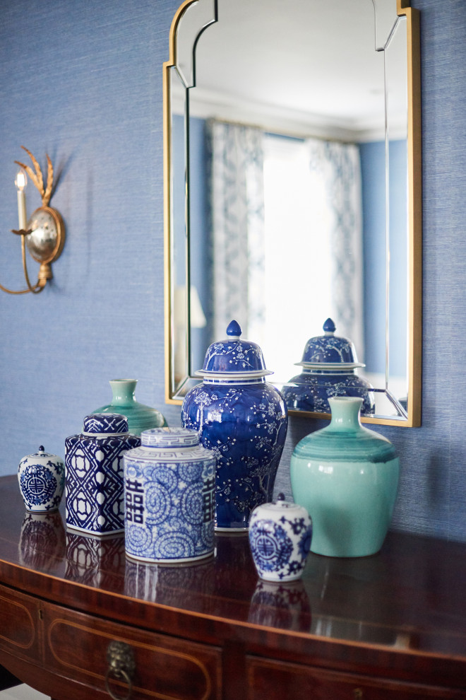 Свежая идея для дизайна: кухня-столовая в стиле неоклассика (современная классика) с синими стенами - отличное фото интерьера