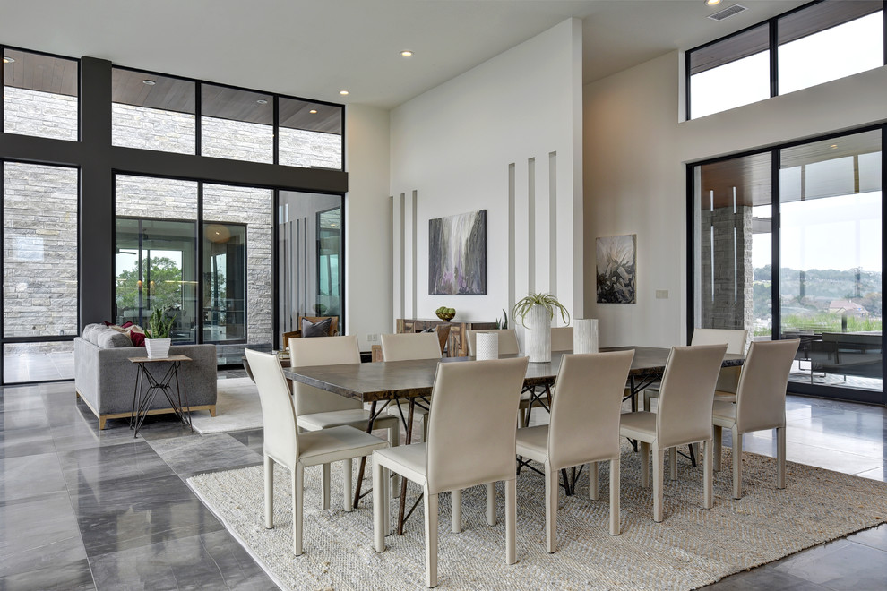Foto di una sala da pranzo aperta verso il soggiorno minimal con pareti bianche