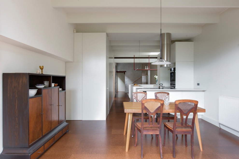 Источник вдохновения для домашнего уюта: маленькая кухня-столовая в стиле модернизм с белыми стенами, пробковым полом и коричневым полом для на участке и в саду