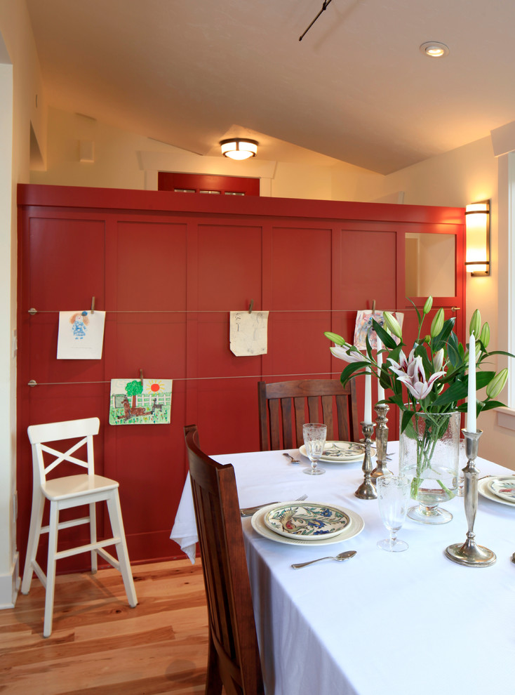 Inspiration pour une salle à manger ouverte sur la cuisine traditionnelle de taille moyenne avec un sol en bois brun, un mur blanc, aucune cheminée et un sol beige.